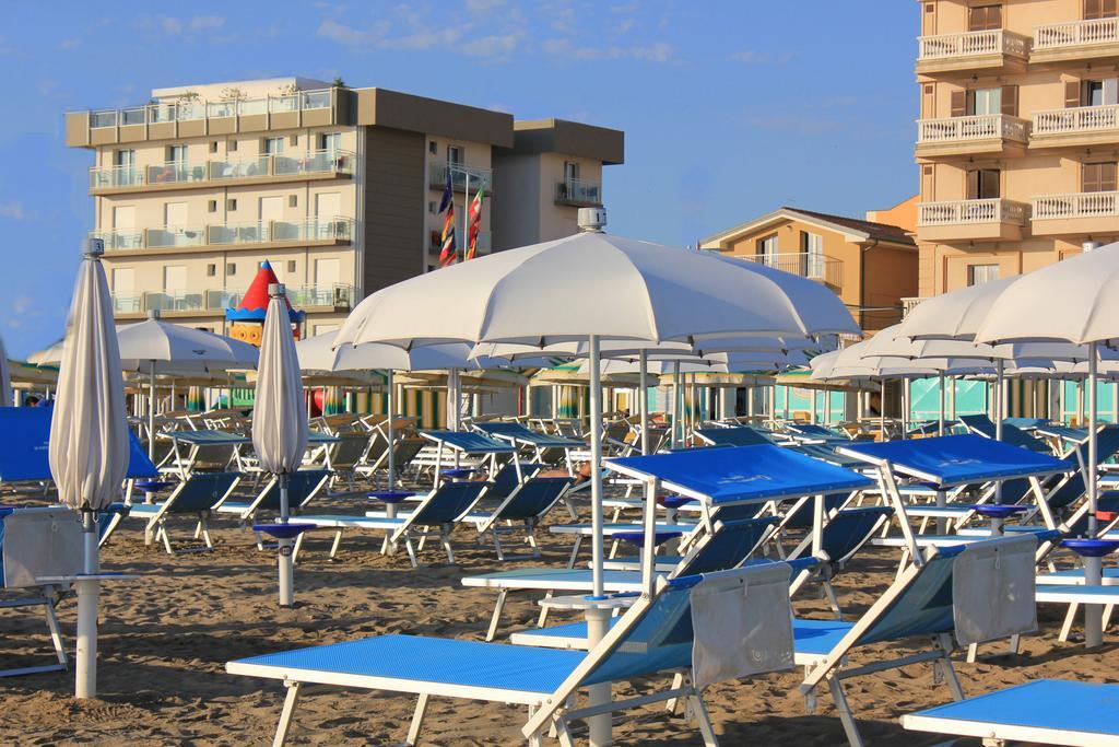 Hotel Augustus- Davanti A Noi C'E Solo Il Mare Misano Adriatico Ngoại thất bức ảnh