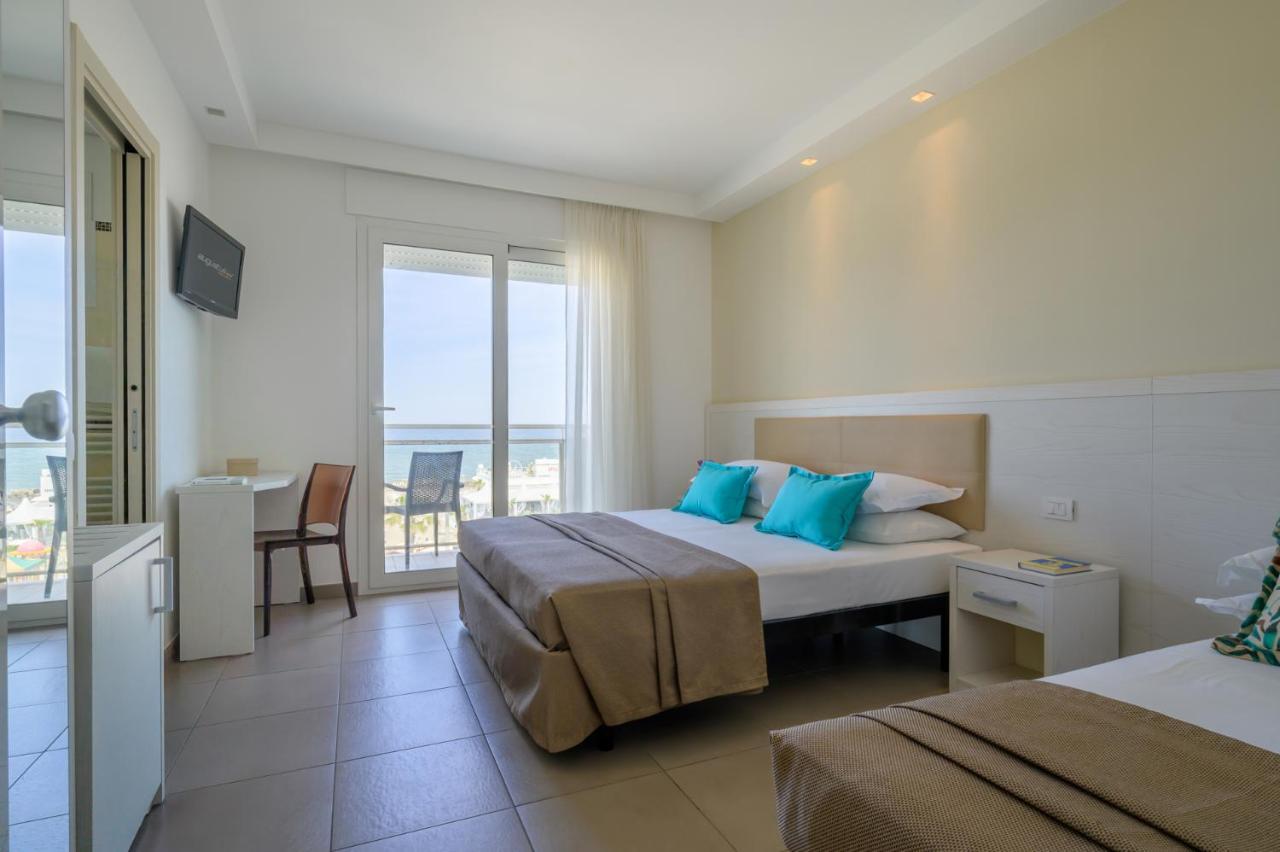 Hotel Augustus- Davanti A Noi C'E Solo Il Mare Misano Adriatico Ngoại thất bức ảnh