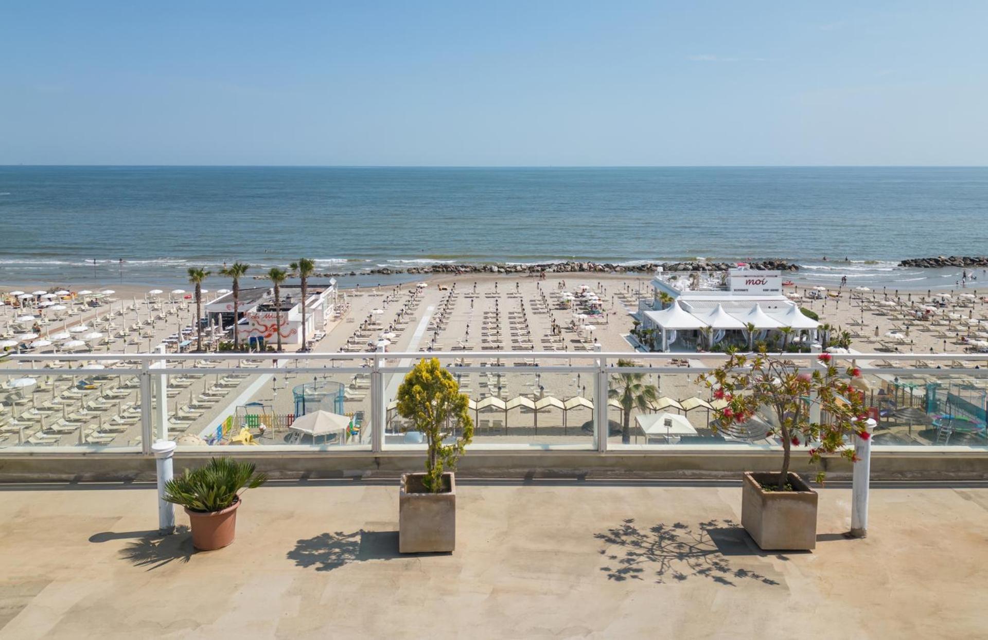 Hotel Augustus- Davanti A Noi C'E Solo Il Mare Misano Adriatico Ngoại thất bức ảnh