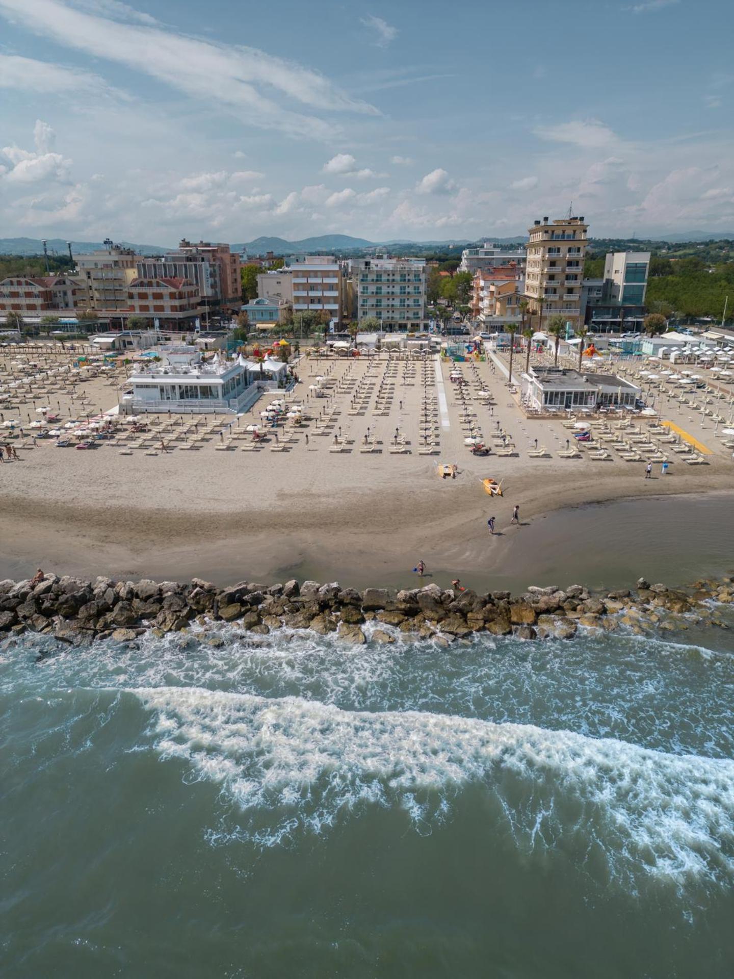 Hotel Augustus- Davanti A Noi C'E Solo Il Mare Misano Adriatico Ngoại thất bức ảnh