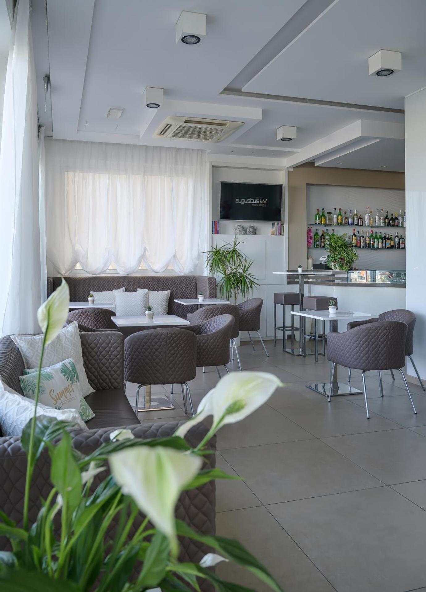 Hotel Augustus- Davanti A Noi C'E Solo Il Mare Misano Adriatico Ngoại thất bức ảnh