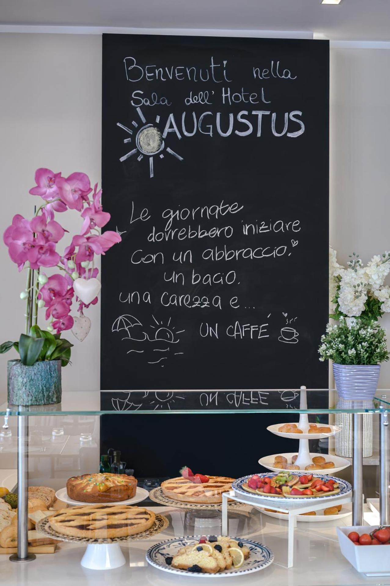 Hotel Augustus- Davanti A Noi C'E Solo Il Mare Misano Adriatico Ngoại thất bức ảnh